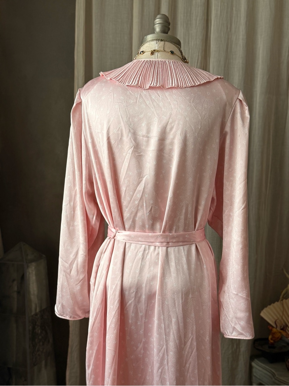 Vintage Mary McFadden bubblegum Pink Long Robe with Ruffled Collar dressing gown - Picture 4 of 6